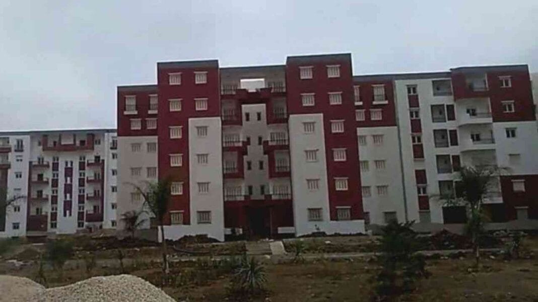 AADL 2/Algérie : Voici ce qu’il faut savoir sur la distribution de l’excédent de logements Grand immeuble résidentiel en Algérie avec plusieurs étages et balcons.