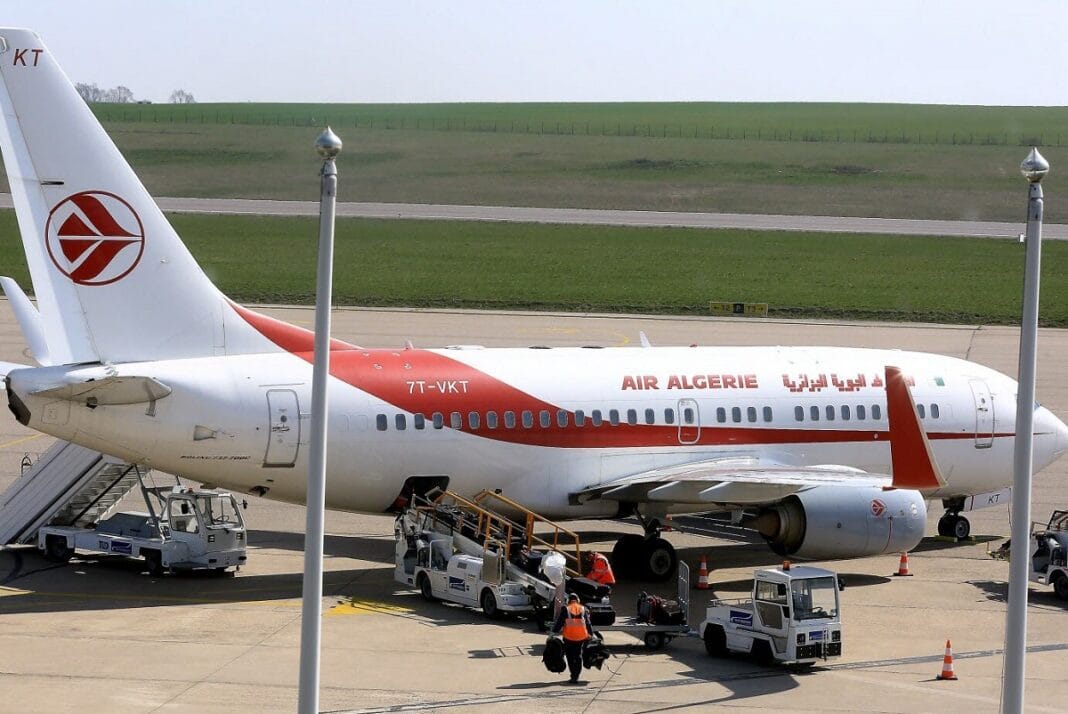 Grosse Alerte ! Air Algérie annonce d’importantes perturbations au niveau de ses vols. Avion Air Algérie avec logo rouge, stationné à l'aéroport.