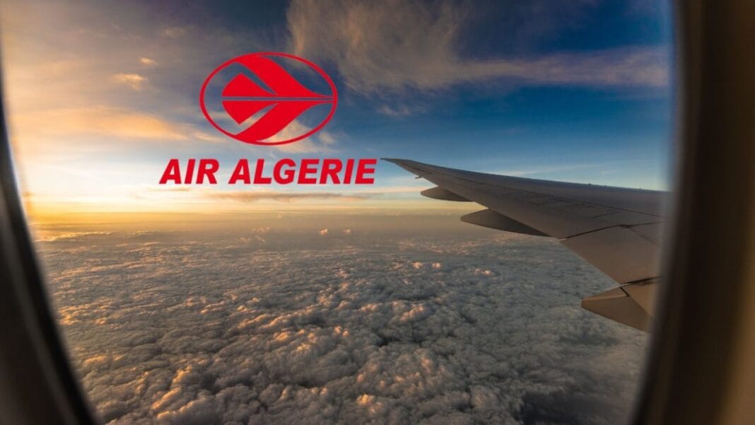 Vue depuis un avion Air Algérie avec coucher de soleil et nuages.