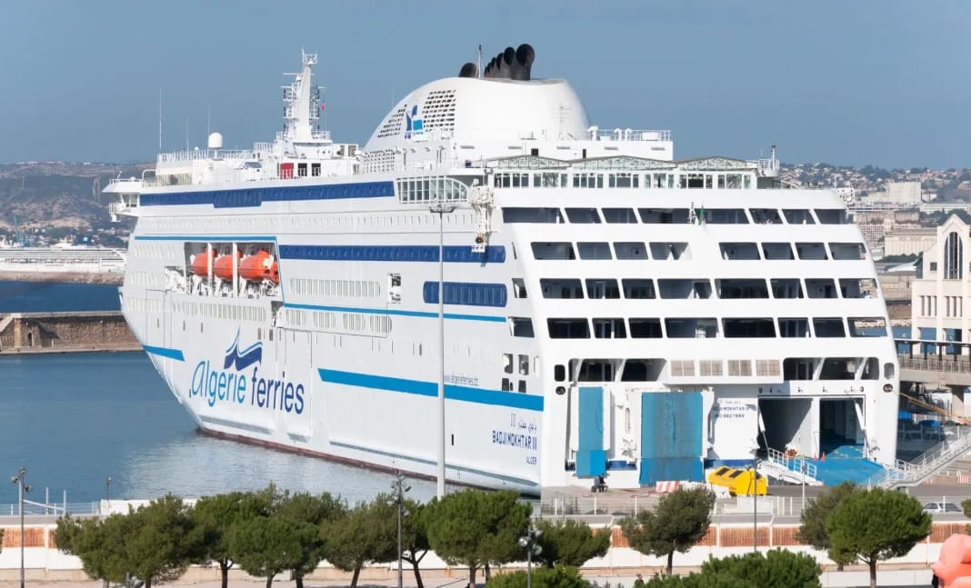 Coup dur ! Algérie Ferries ferme ses portes à Paris la veille de l’ouverture des réservations pour l’été 2023. Ferry Algérie Ferries à Paris, port avec bateau de croisière.