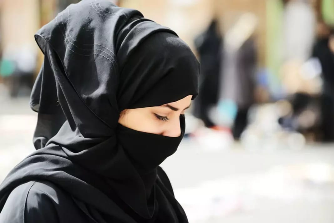 Aéroport de Paris: une jeune fille recalée pour avoir porté un « Hijab » Jeune femme portant un hijab noir dans un espace public.