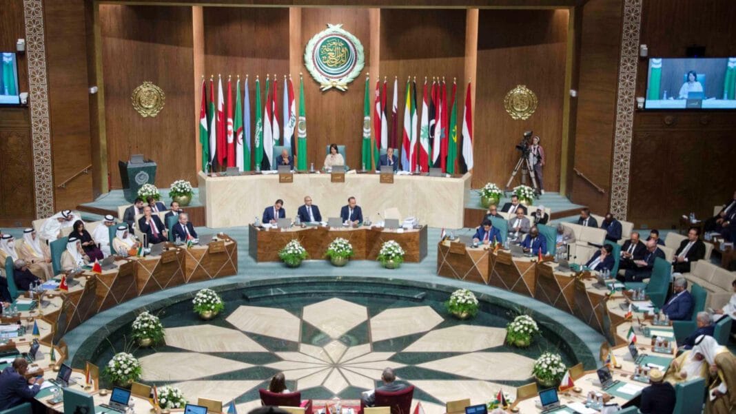 Coalition Afrique du Sud-Algérie-Iran : Vers une déstabilisation du Maghreb Assemblée internationale avec drapeaux africains et moyen-orientaux.