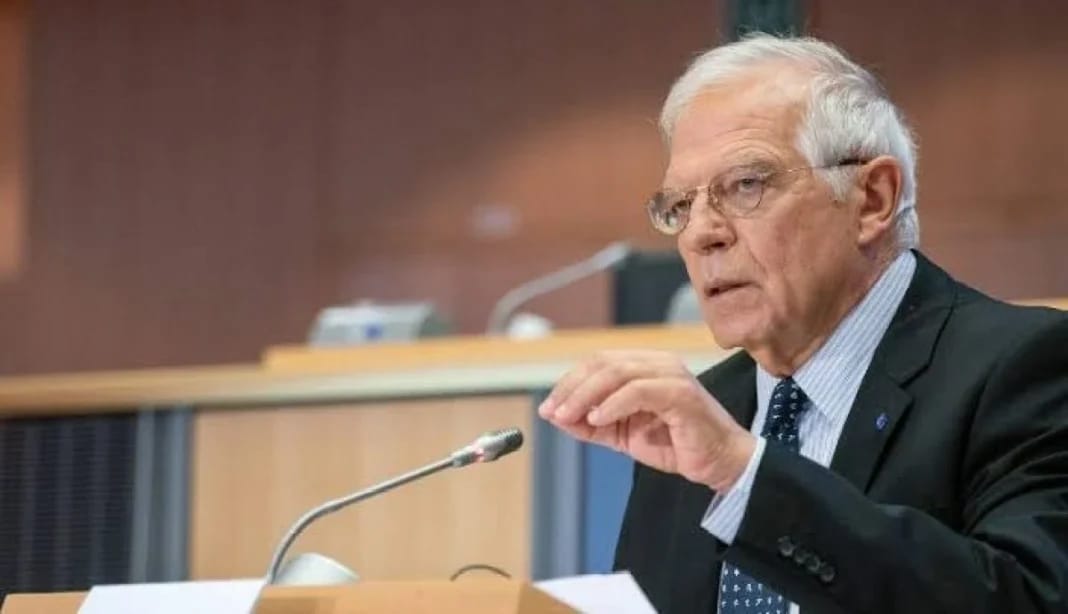 Josep Borrell lors d'une réunion diplomatique Josep Borrell en discussion lors d'une réunion diplomatique.