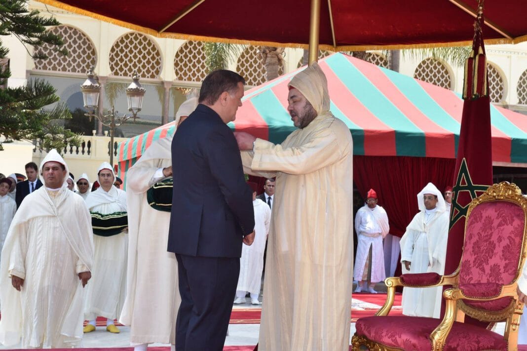 Marocgate : Encore, un ex-eurodéputé corrompu par le Maroc Homme en costume et homme en tenue traditionnelle lors d'une cérémonie au Maroc.