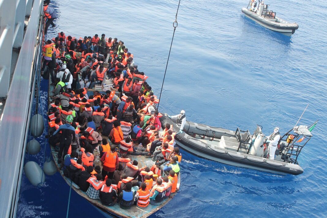 Migration clandestine en Méditerranée Migrants sur un bateau en mer, tentant de rejoindre l'Europe.