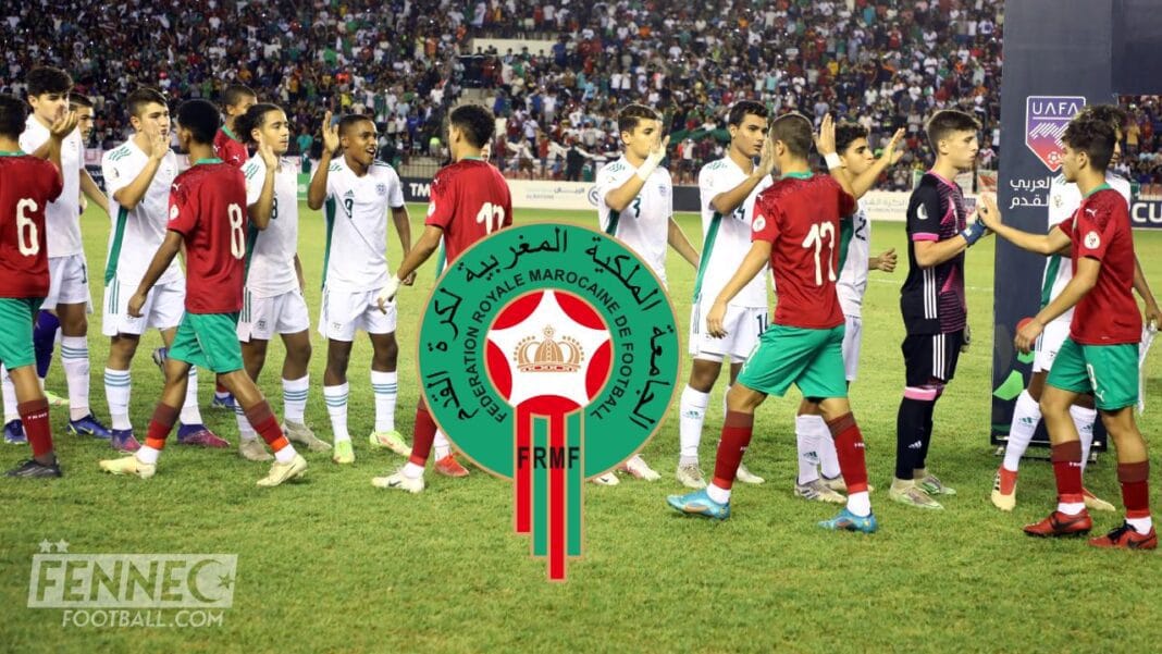 Coup de Tonnerre ! Le Maroc tout proche de boycotter la CAN U17 en Algérie Jeunes joueurs de football marocains en action sur le terrain.