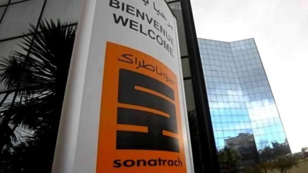 Panneau d'accueil de Sonatrach avec logo et texte en arabe et français.