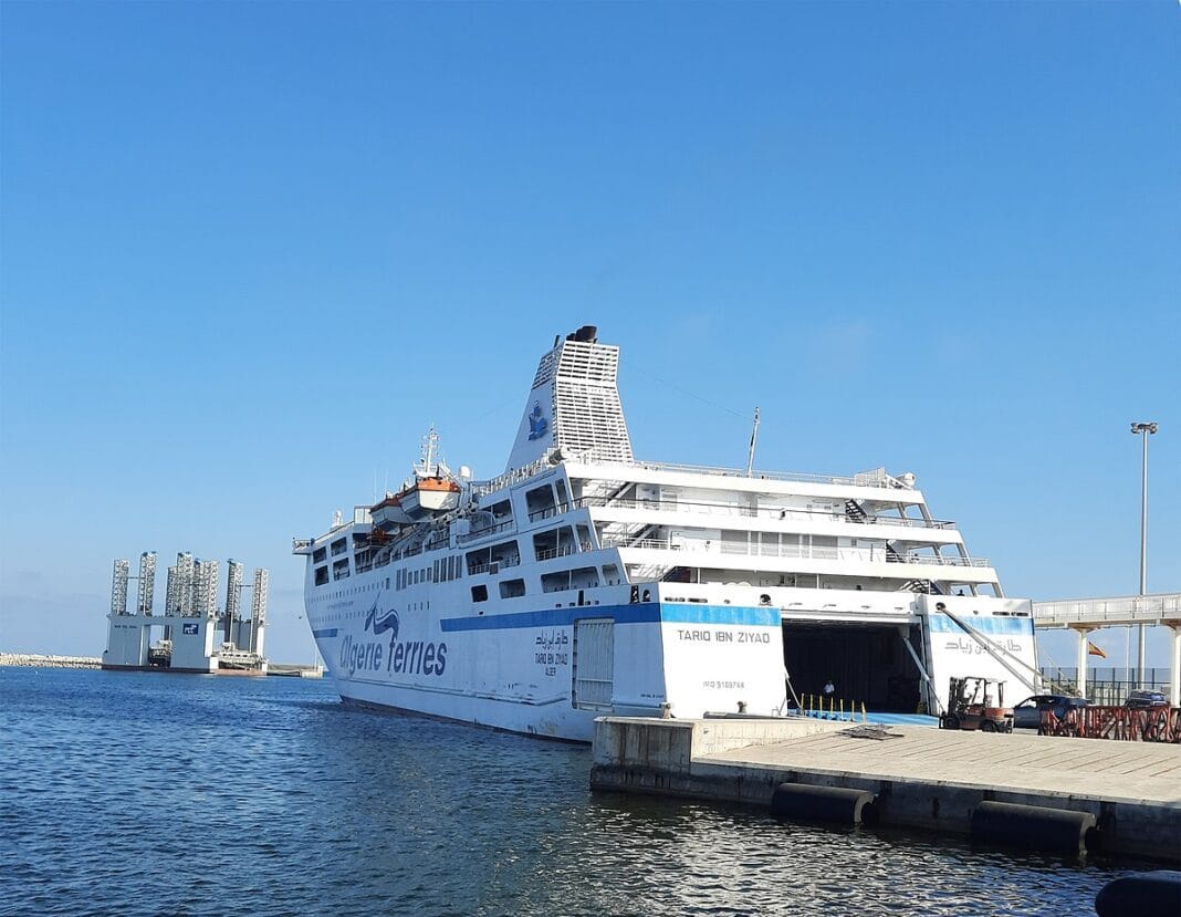Algérie Ferries : importante note pour les voyageurs en Espagne Ferry Tariq Ibn Ziyad amarré au port d'Alger, prêt pour la traversée.