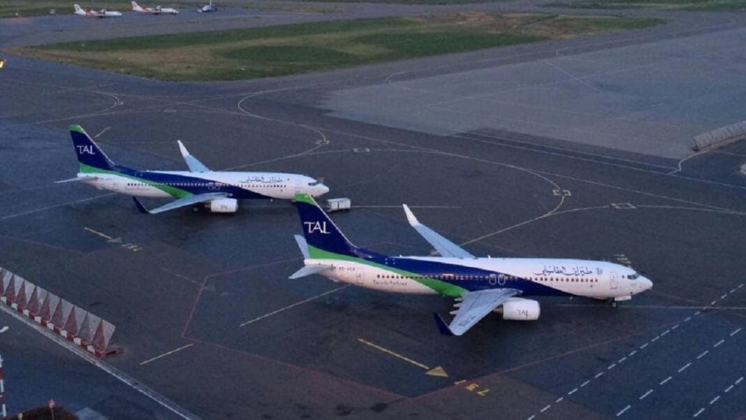 Deux avions de Tassili Airlines stationnés à l'aéroport.