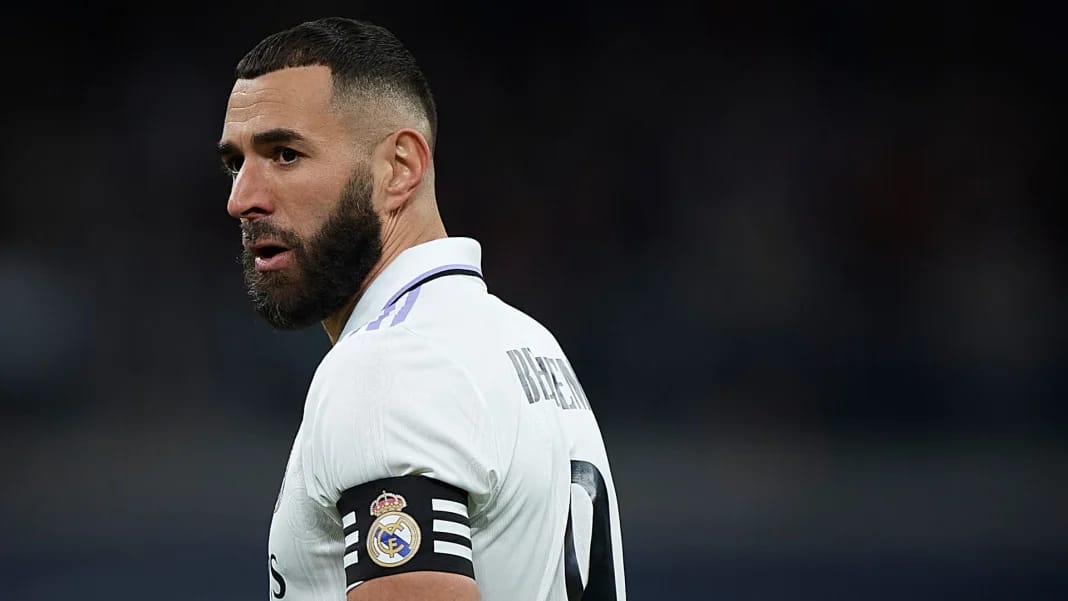 Benzema, l’énorme coup de théâtre ? Karim Benzema portant le maillot du Real Madrid sur le terrain.