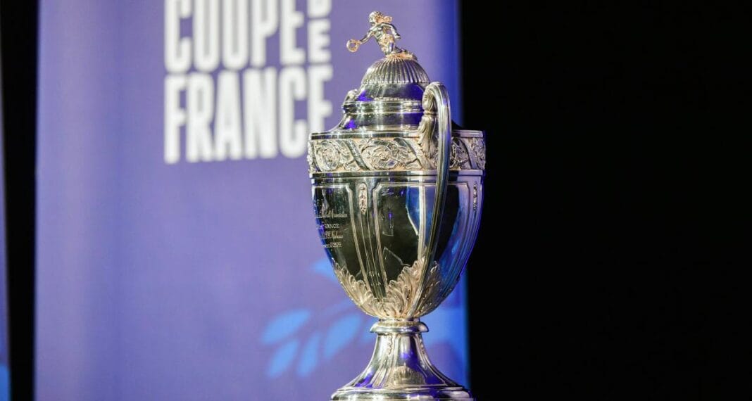Coupe de France : au moins cinq Algériens atteints le dernier carré Trophée de la Coupe de France avec logo en arrière-plan.