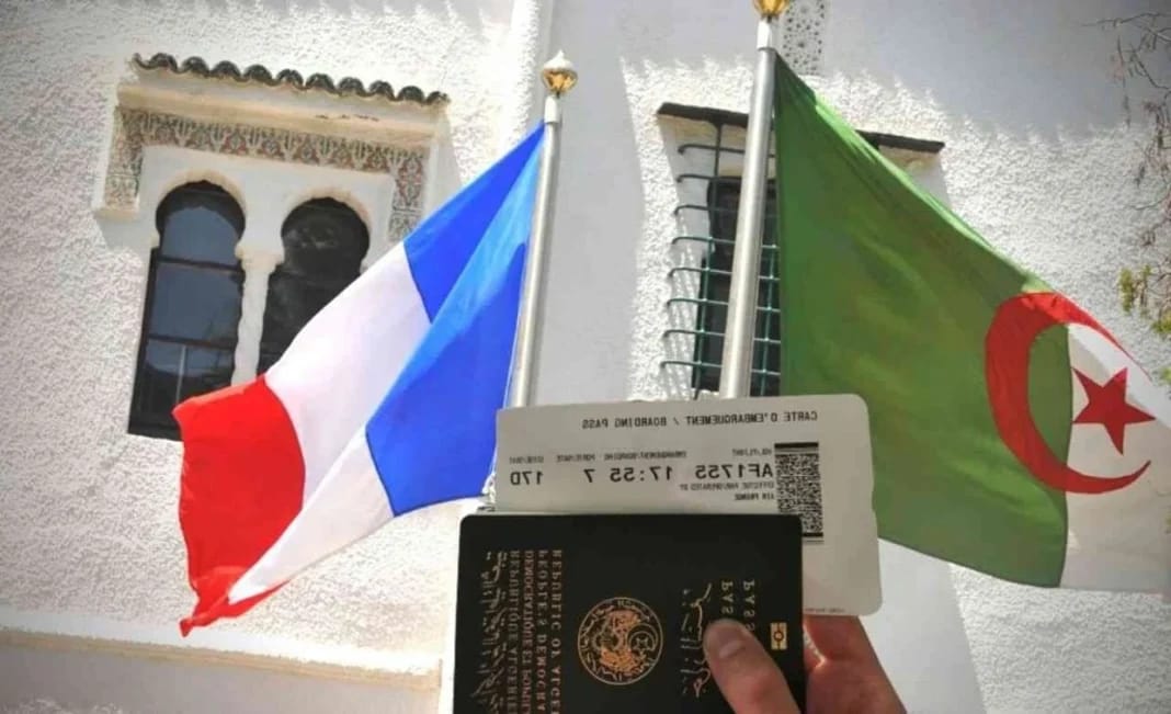 Laissez-passer consulaire français avec drapeaux français et algérien.