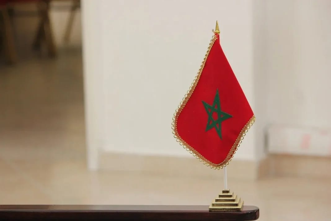 Coup de Tonnerre ! le Maroc n’est plus « l’enfant gâté » de l’Europe Drapeau du Maroc avec étoile verte sur fond rouge.