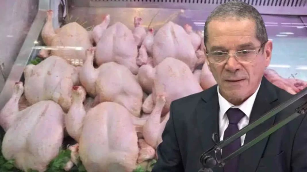 Homme en costume devant un stand de poulets en Algérie.