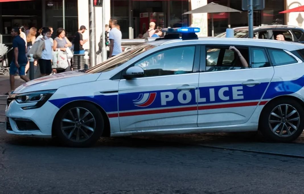 Encore ! Un adolescent tué par une voiture de policier en France Voiture de police stationnée à Marseille lors d'une intervention.