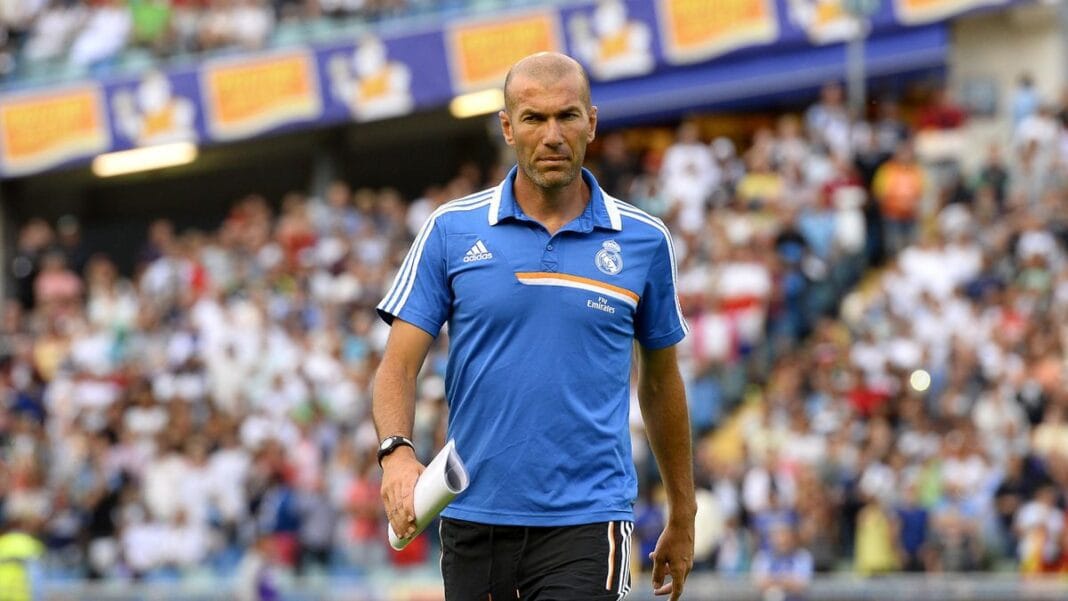 Zidane en tenue d'entraînement du Real Madrid sur le terrain.