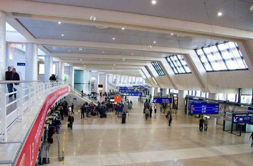 Aéroport d’Alger : une décision inopinée est prise, mais importante Vue intérieure de l'aéroport d'Alger avec passagers et panneaux d'information.
