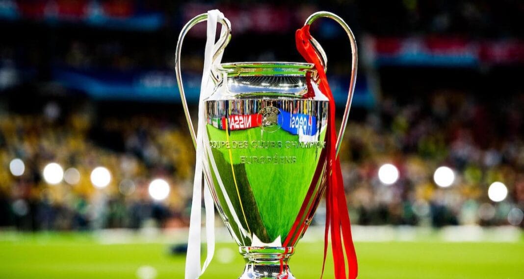 Demi-finale/ Champions League : Voici les deux joueurs algériens qualifiés. Trophée de la Ligue des Champions avec rubans rouges et blancs.
