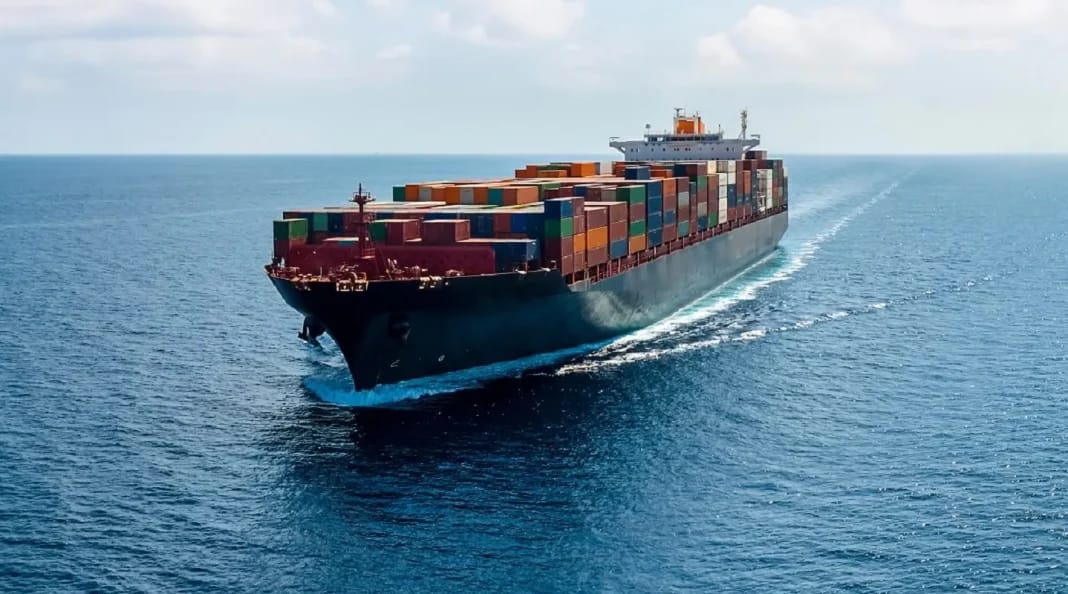 Algérie enregistre une énorme baisse du nombre d’importateurs Grand navire porte-conteneurs naviguant en mer ouverte.