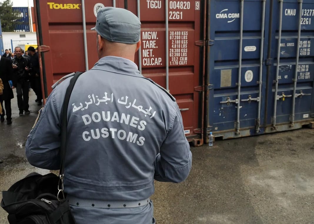 Algérie : la douane a déjoué des tentatives de contrebande de près de 1.000 pièces archéologiques Agent des douanes algériennes surveillant des conteneurs de contrebande.
