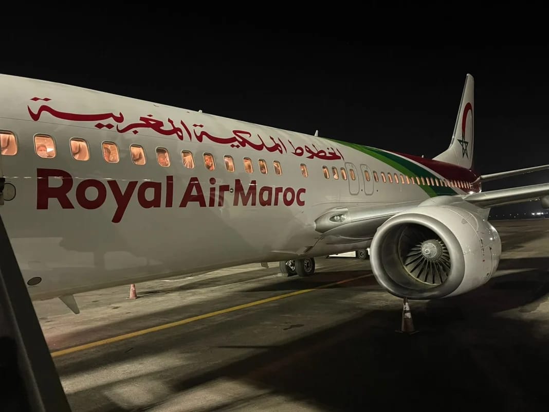 Avion Royal Air Maroc stationné à l'aéroport la nuit.