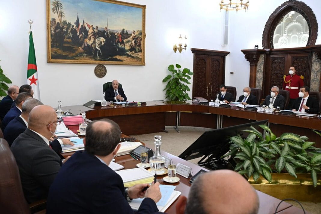 Ministres en réunion pour discuter des révisions des pensions de retraite.