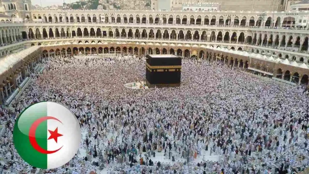Foule de pèlerins autour de la Kaaba à La Mecque en 2023.
