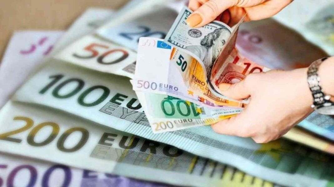Taux de change : Que valent 100 euros en dinar algérien à la banque et sur le marché noir ce 21 mai 2024 ? Manipulation de billets en euros, illustration de la fluctuation monétaire.