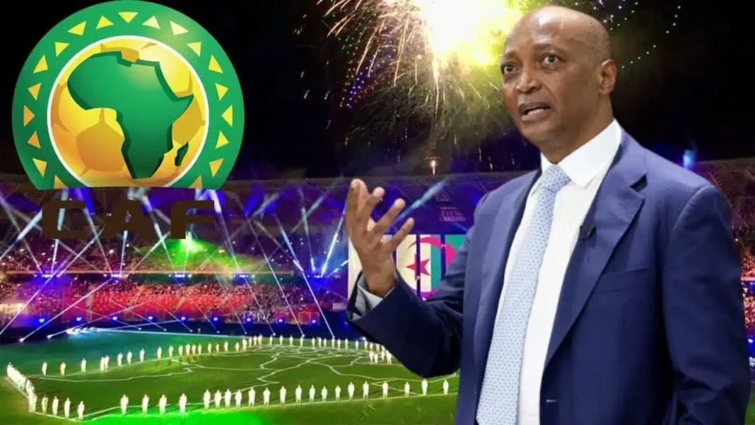 Homme en costume parlant lors d'une conférence footballistique en Afrique.