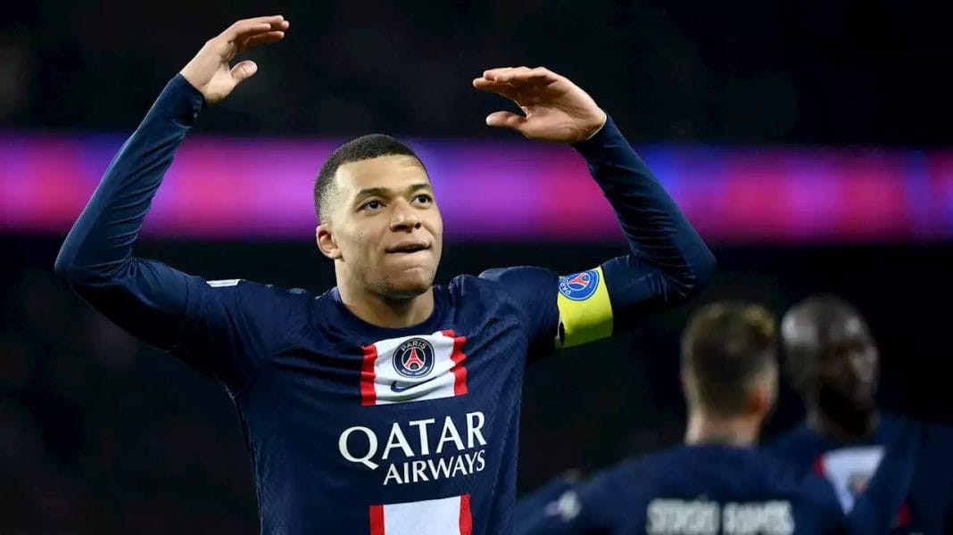Incroyable ! Ce joueur marocain égale Kylian Mbappé Joueur de football en pleine célébration sur le terrain.