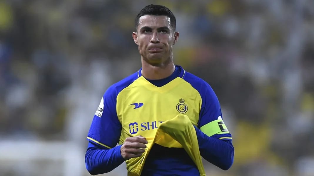 Cristiano Ronaldo portant le maillot de l'équipe de football.