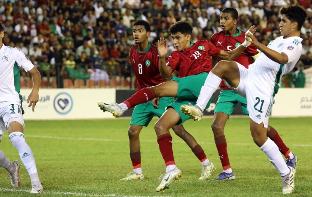Algérie-Maroc U17 : Cliquez ici pour suivrae cette rencontre à 20 h ou 21h heure de Paris Jeunes joueurs de football U17 en action lors du match Algérie-Maroc.