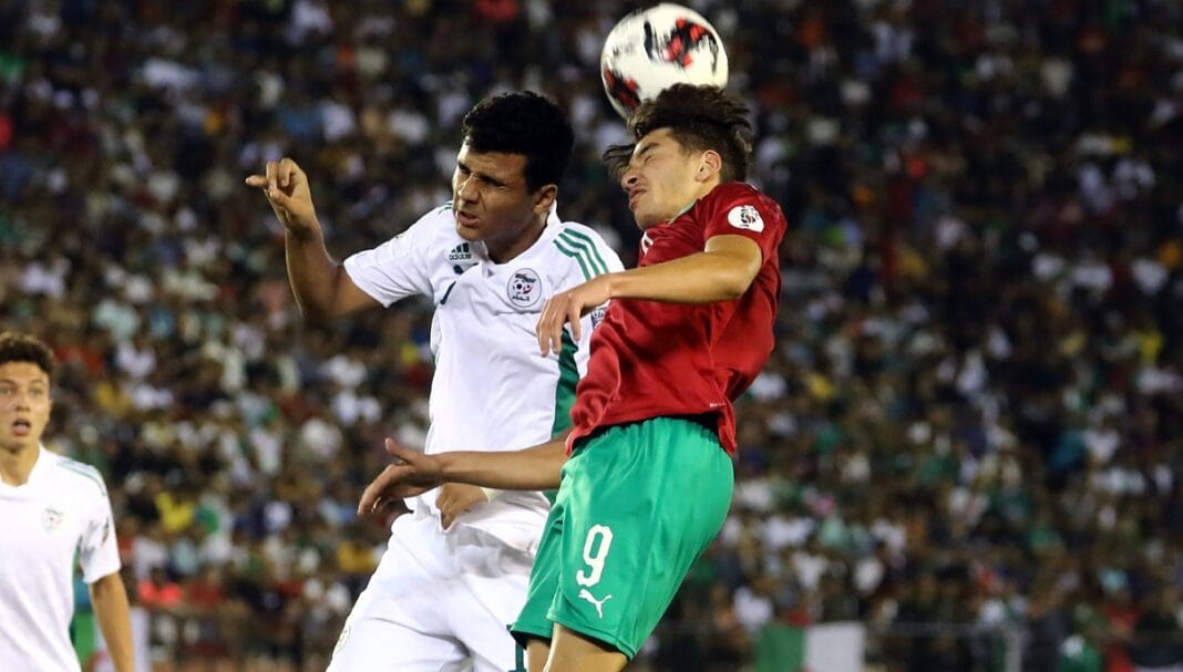 Jeune joueur en action lors d'un match de football U17 en Afrique.