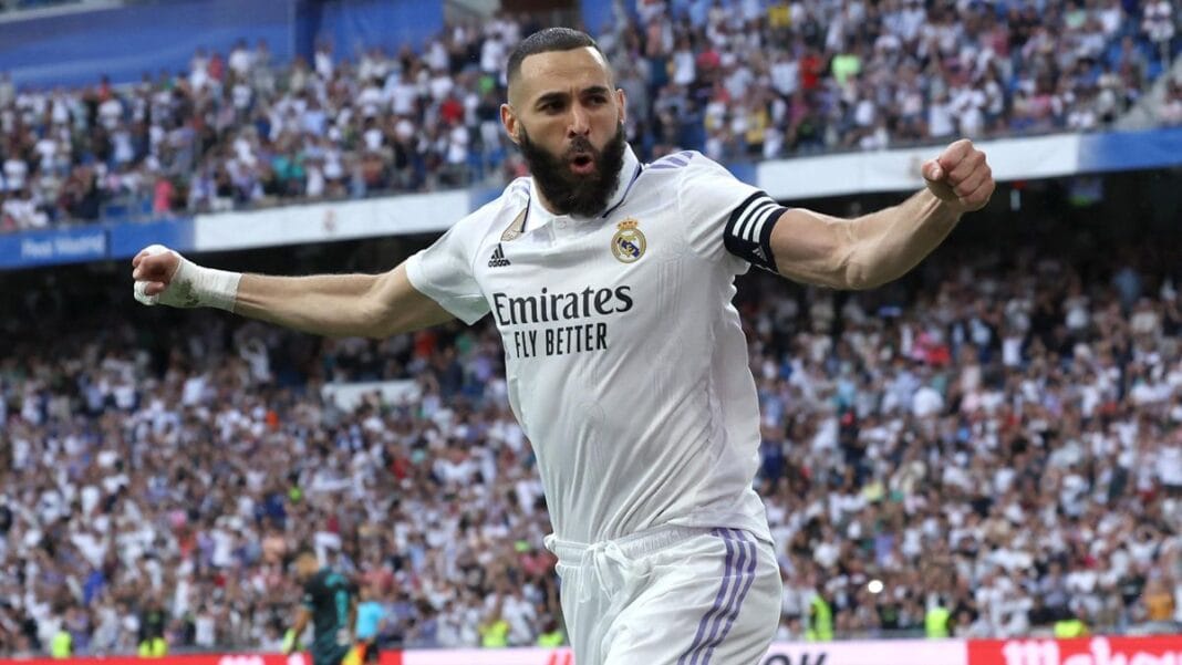 Karim Benzema en action lors d'un match de football en Liga.