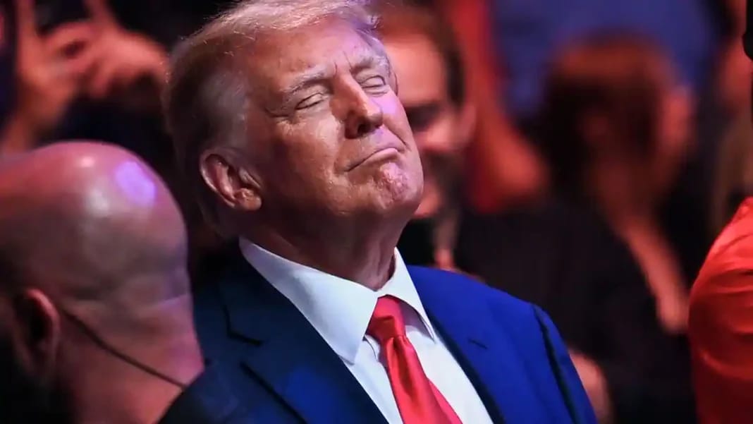 Donald Trump avec une expression de réflexion ou de mécontentement.