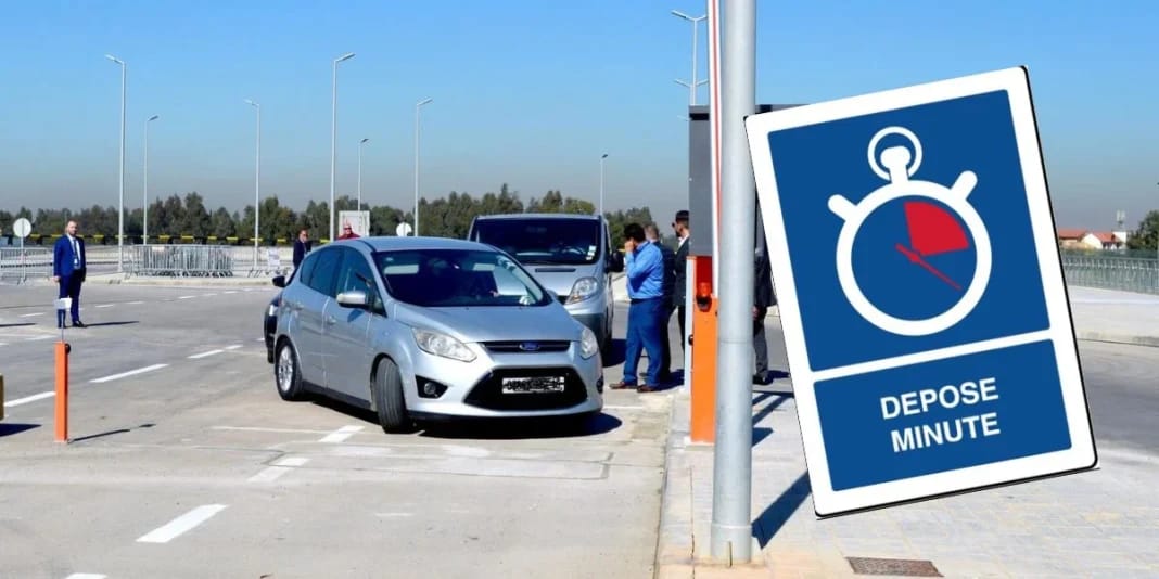 Station de dépose minute à l'aéroport d'Alger avec panneau d'information.