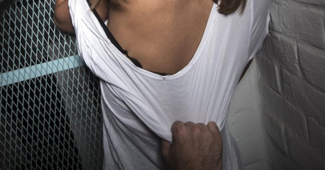 Un agent de sécurité viole une mineure de 16 ans atteinte d’un retard mental et la met enceinte Image d'une personne en détresse avec une main sur le ventre.