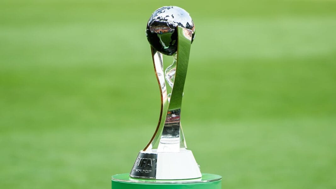 Coupe du monde U20 : heures pour suivre les matchs Trophée de la Coupe du monde U20 sur un terrain de football.