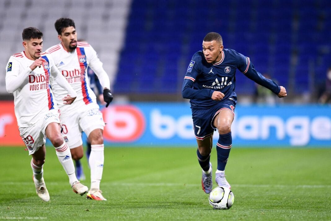 Kylian Mbappé dribble le ballon lors d'un match de football.