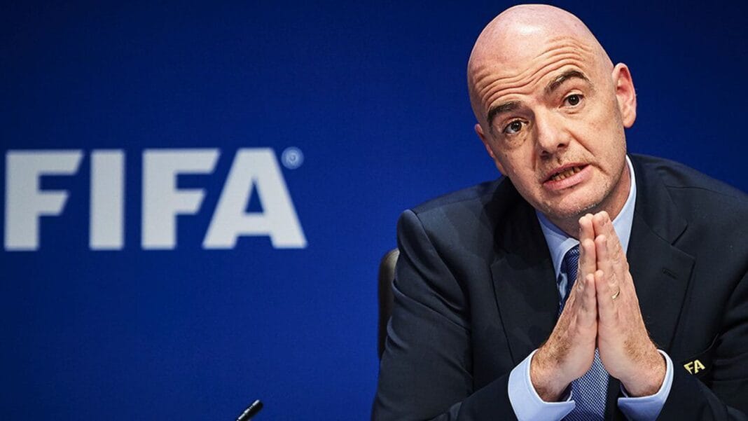 Représentant FIFA lors d'une conférence, parlant de l'Algérie.