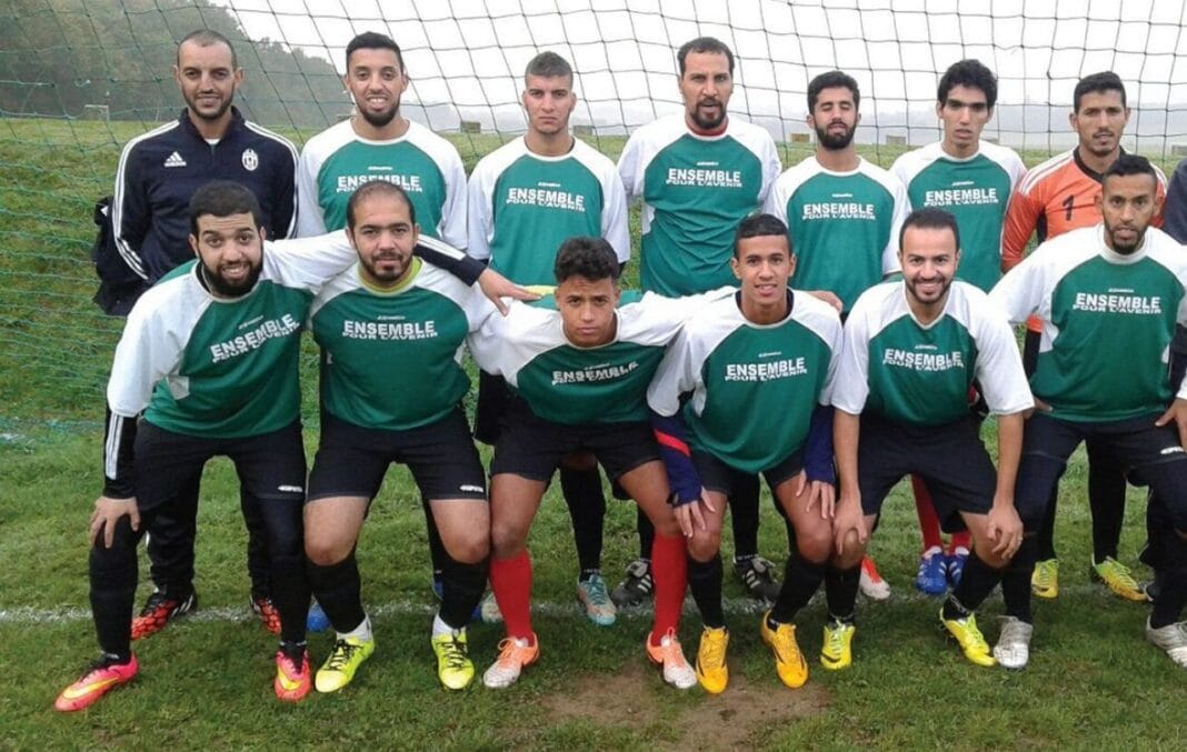 Groupe de joueurs sahraouis de football sur le terrain.