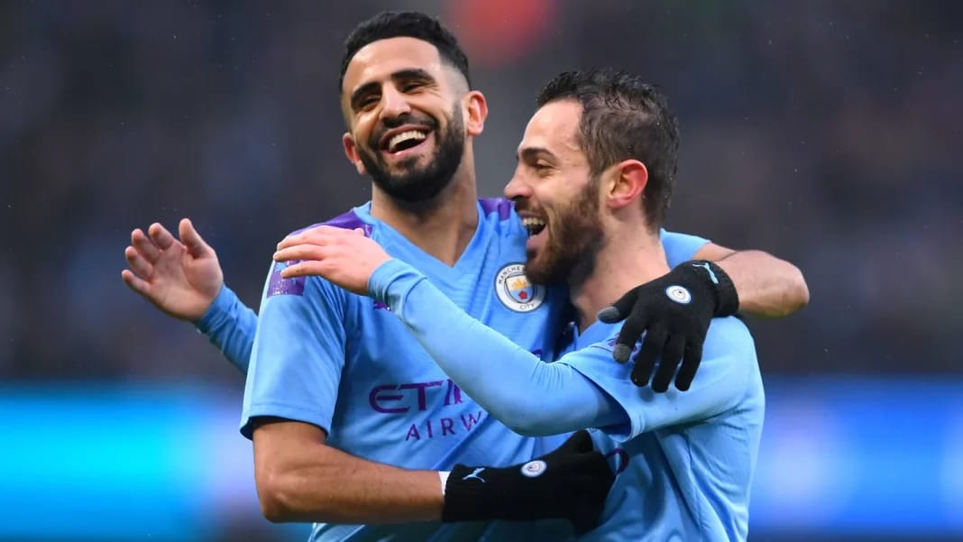 Bernardo Silva et Mahrez célèbrent lors d'un match de football.