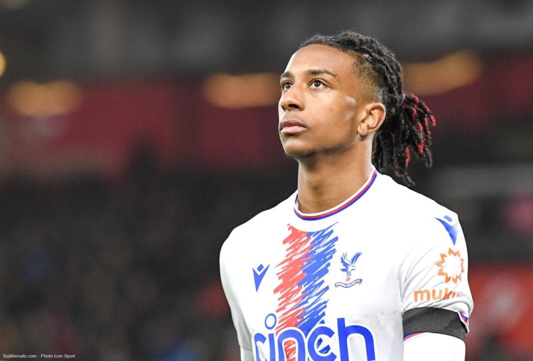 Footballeur Michael Olise portant le maillot de Crystal Palace.