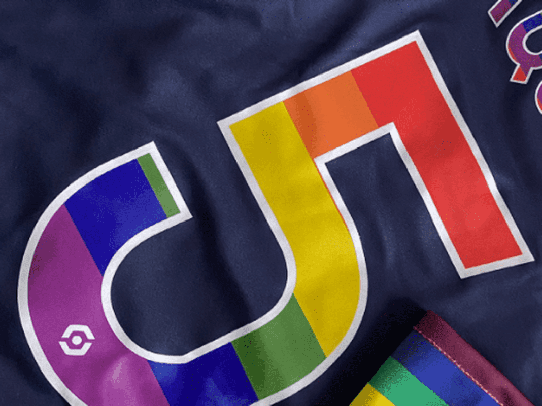 Maillot de football avec drapeau arc-en-ciel, symbole LGBT.