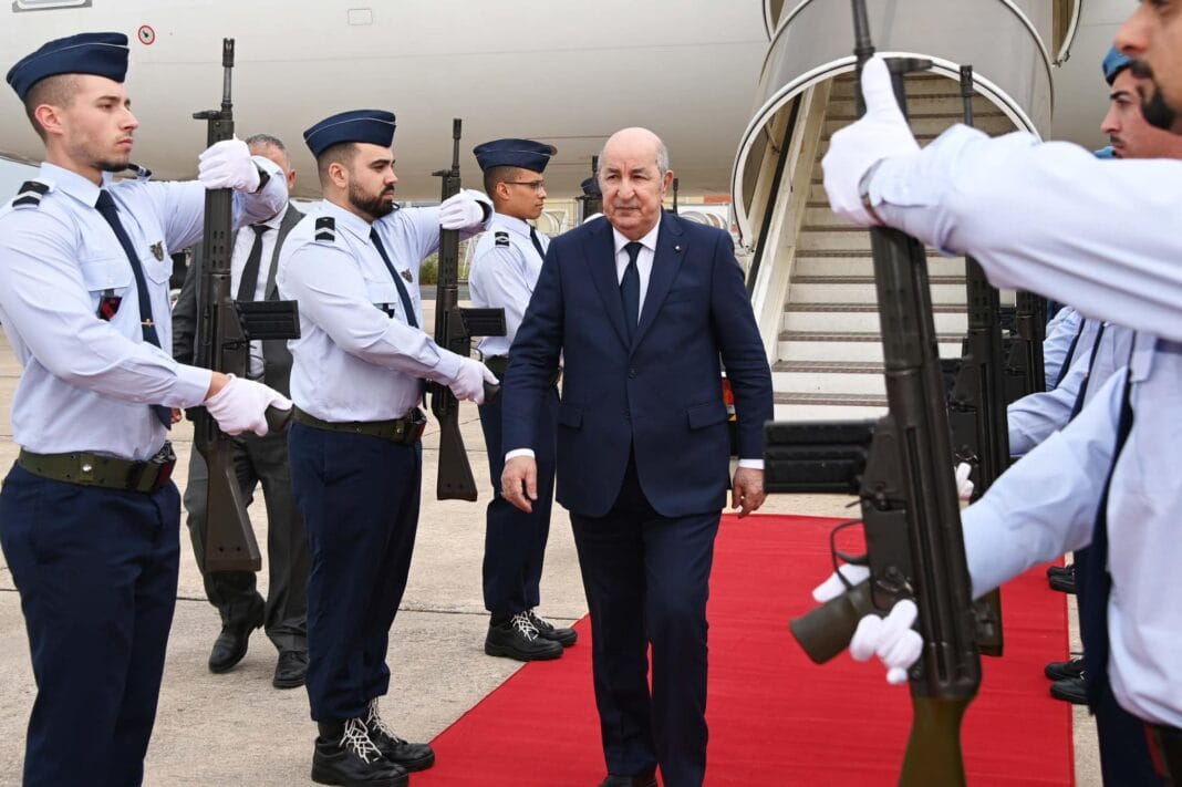 L’Algérie injecte les partenaires douteux et consolide ses relations avec certains pays européens (opinion) Homme d'État saluant des soldats lors d'une visite officielle.