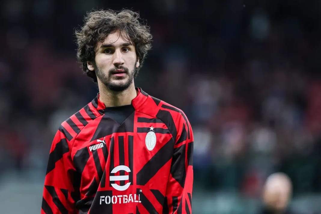 France Algérie : Pourquoi Yacine Adli met du temps pour faire son choix ? Joueur de football algérien portant maillot rouge et noir.