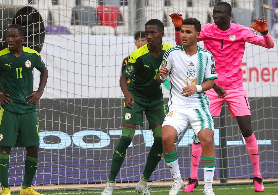 Joueurs U17 du Sénégal et de l'Algérie lors d'un match de football.