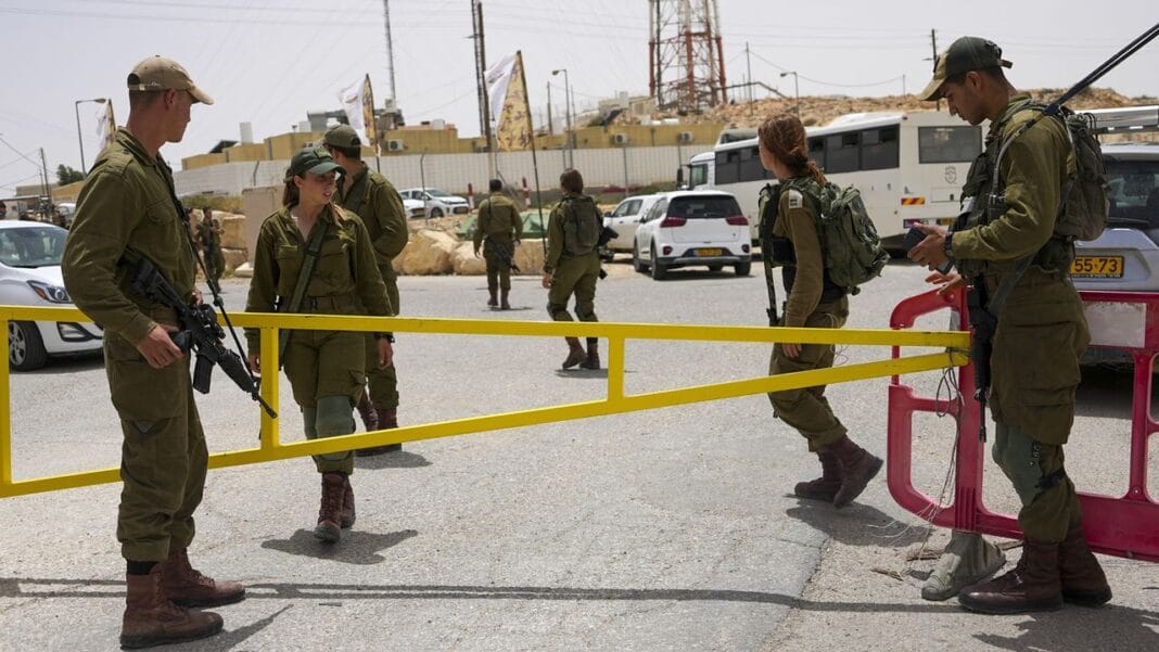 Trois soldats israéliens tués à la frontière israélo-égyptienne Soldats israéliens en patrouille à la frontière israélo-égyptienne.