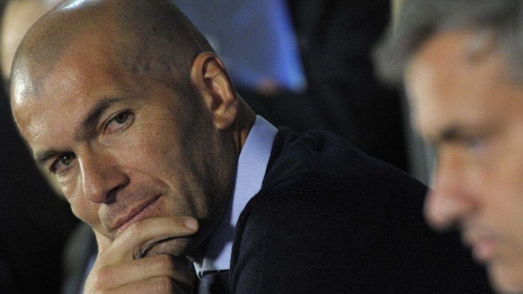 Zidane, la terrible nouvelle Zidane pensif lors d'un événement sportif ou médiatique.