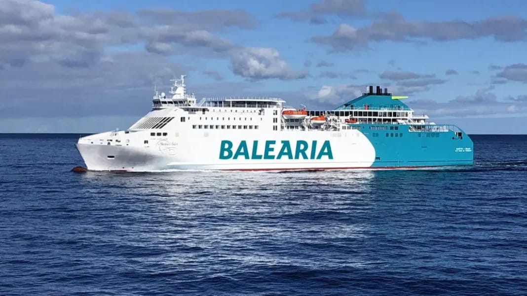 Balearia élargit ses traversées : Nouvelle ligne Alicante-Oran annoncée Ferry Baleària naviguant en mer Méditerranée avec le nom visible.